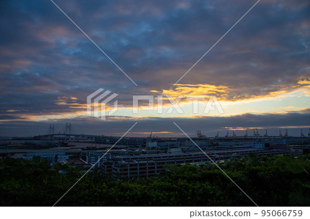 Early morning view of Yokohama Bay Bridge from Minato-no-Mieruoka Park 95066759