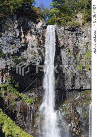 藍天和華嚴瀑布 95067404