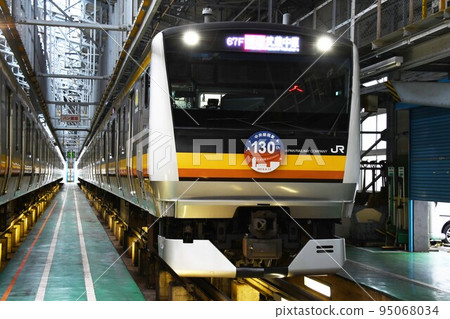 南部線 E233 系列 8500 列車停靠在車站 95068034