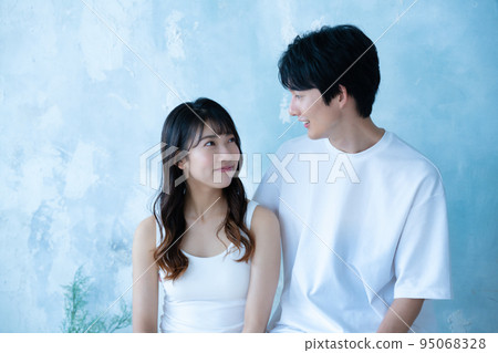 Young couple 95068328