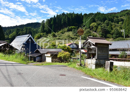 京都市京都巴士別所上町巴士站、周邊村莊和藍天 95068642