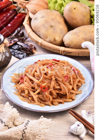 Stir-fried shredded potatoes 95069216