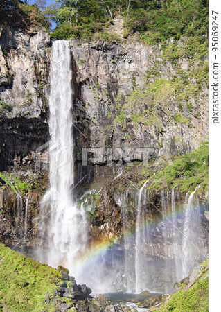 藍天和華嚴瀑布 95069247