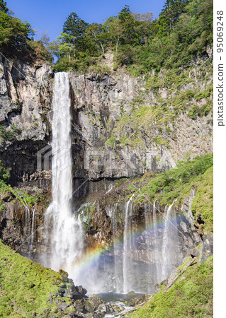 藍天和華嚴瀑布 95069248