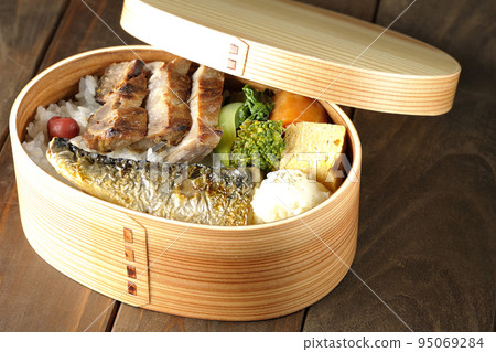 烤魚便當盒配豬肉、土豆沙拉、煎蛋捲等。 95069284