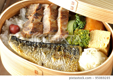 Grilled fish bento box with pork, potato salad, omelet, etc. Grilled fish bento box with pork, potato salad, omelet, etc. 95069285