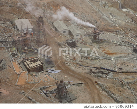 Hakone Owakudani volcanic crater 95069314