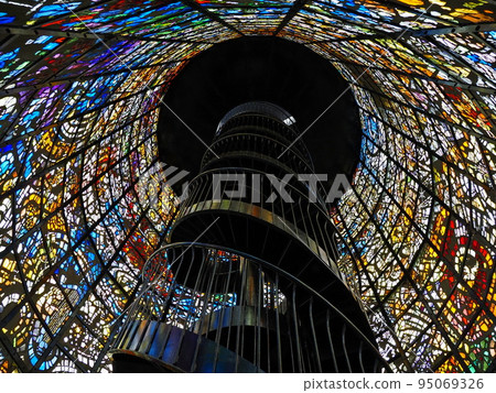 彩色玻璃房和通往天花板的螺旋樓梯 95069326