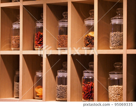 擺滿調味瓶的時尚架子 95069335