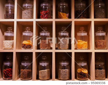 擺滿調味瓶的時尚架子 95069336