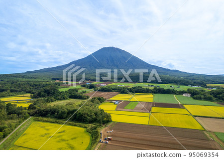 無人機攝影 | 羊蹄山、圓錐形酷似富士山的蝦夷富士活火山、色彩繽紛的農田 | 北海道 95069354