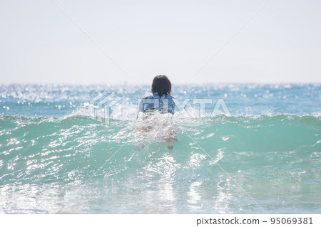 划船出海的年輕女子 衝浪女孩 衝浪女孩 95069381