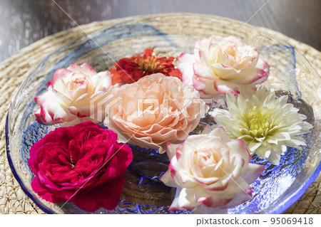 夏天窗邊水面上漂浮的花朵 95069418