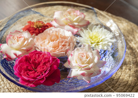 Flowers floating on the water by the window in summer Flowers floating on the water by the window in summer 95069422