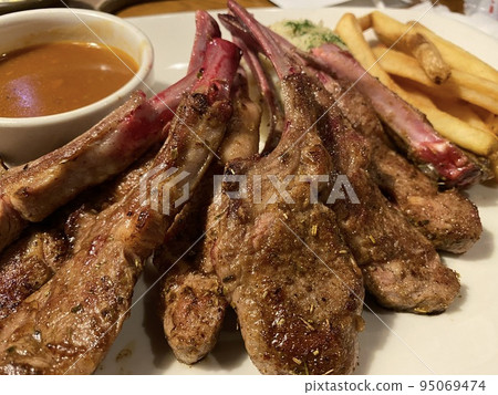 Delicious meat eaten American style 95069474