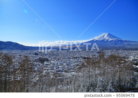 從新倉山公園淺間公園看富士吉田的雪景 95069478