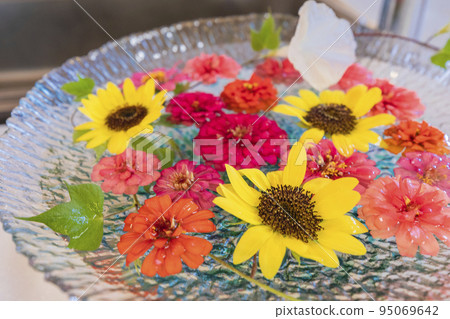 Summer flowers that decorate the kitchen 95069642