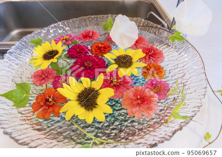 Summer flowers that decorate the kitchen 95069657