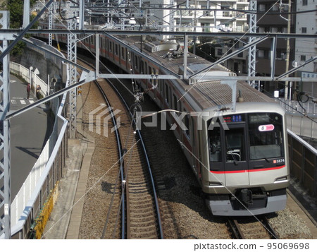 東急東橫線 5000 系列 東白樂 - 炭町 95069698