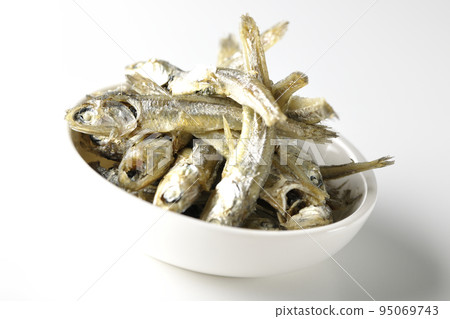 一小盤煮熟的干沙丁魚在白色背景下被拍照。 一小盤煮熟的干沙丁魚在白色背景下被拍照。 95069743