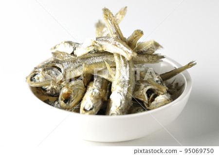 一小盤煮熟的干沙丁魚在白色背景下被拍照。 一小盤煮熟的干沙丁魚在白色背景下被拍照。 95069750