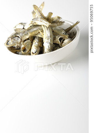 一小盤煮熟的干沙丁魚在白色背景下被拍照。 一小盤煮熟的干沙丁魚在白色背景下被拍照。 95069755