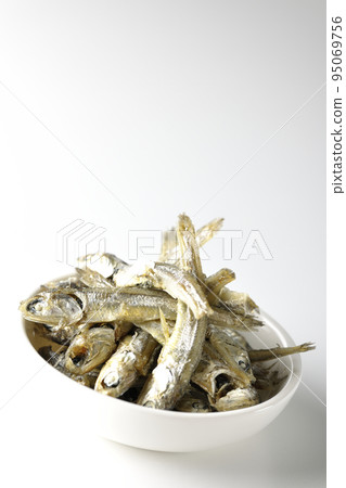 一小盤煮熟的干沙丁魚在白色背景下被拍照。 一小盤煮熟的干沙丁魚在白色背景下被拍照。 95069756
