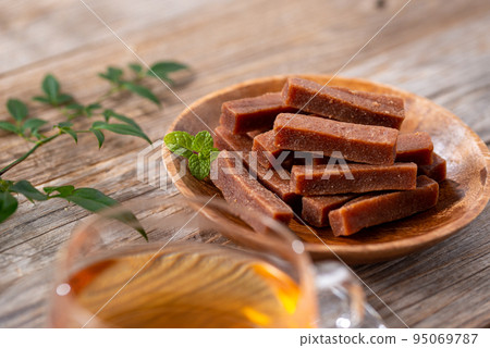 Hawthorn Dried fruit made by kneading the nutritious fruit of the yamazushi with sugar into a stick shape. Hawthorn Dried fruit made by kneading the nutritious fruit of the yamazushi with sugar into a stick shape. 95069787