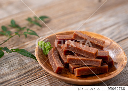 Hawthorn Dried fruit made by kneading the nutritious fruit of the yamazushi with sugar into a stick shape. Hawthorn Dried fruit made by kneading the nutritious fruit of the yamazushi with sugar into a stick shape. 95069788