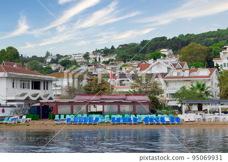 View from Marmara sea of swimming beach at Kinaliada island with background of green mountains, Istanbul, Turkey 95069931