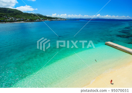 Okinawa Sesoko Island's beautiful sea seen from Sesoko Bridge 95070031
