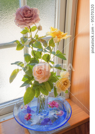 夏日窗邊清涼飄花 95070320