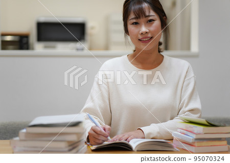 一個在家學習的女人 95070324