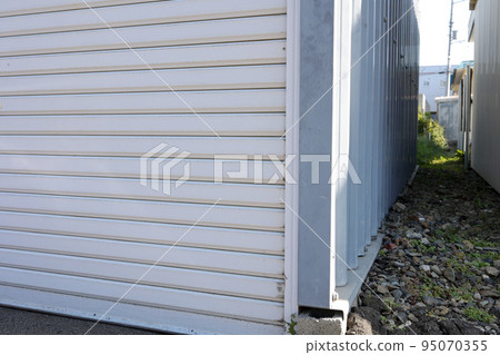 Garage, Garage, Shutter, Roof, Tin, Outdoor, Parking Lot, Building, Car, Automobile, Storage 95070355