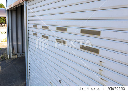 Garage, Garage, Shutter, Roof, Tin, Outdoor, Parking Lot, Building, Car, Automobile, Storage 95070360