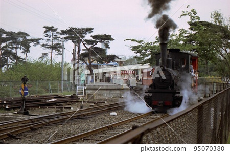 Seibu Railway Yamaguchi Line steam locomotive towing mini loco 1975 Saitama prefecture documentary photo old color photo Seibu Railway Yamaguchi Line steam locomotive towing mini loco 1975 Saitama prefecture documentary photo old color photo 95070380