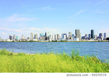 A view of the city area in the direction of Osaka and Umeda from the Yodo River (near JR Tsukamoto Station) 95070578