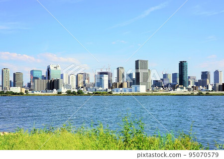 從淀川眺望大阪、梅田方向（JR塚本站附近） 95070579