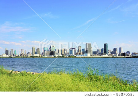 從淀川眺望大阪、梅田方向（JR塚本站附近） 95070583