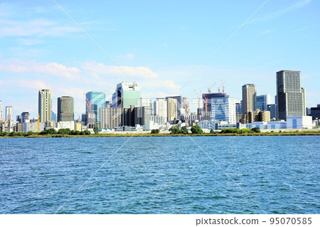 從淀川眺望大阪、梅田方向(JR塚本站附近) 從淀川眺望大阪、梅田方向(JR塚本站附近) 95070585