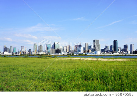 A view of the city area in the direction of Osaka and Umeda from the Yodo River (near JR Tsukamoto Station) A view of the city area in the direction of Osaka and Umeda from the Yodo River (near JR Tsukamoto Station) 95070593
