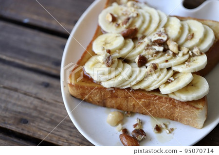 Banana, maple and nut toast arrangement 95070714