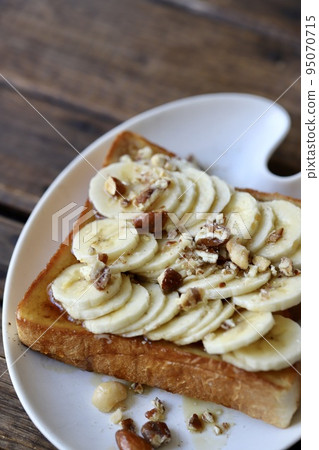 Banana, maple and nut toast arrangement Banana, maple and nut toast arrangement 95070715