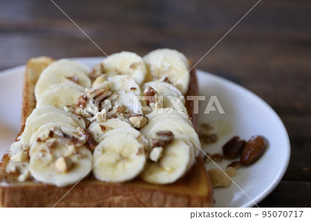 Banana, maple and nut toast arrangement Banana, maple and nut toast arrangement 95070717