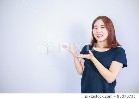 Japanese woman introducing a blank space on a white background (left blank) Japanese woman introducing a blank space on a white background (left blank) 95070735