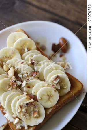 Banana, maple and nut toast arrangement Banana, maple and nut toast arrangement 95070736