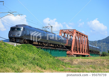 787 series limited express train crossing the Rokkakugawa Bridge (JR Kyushu) 95070739