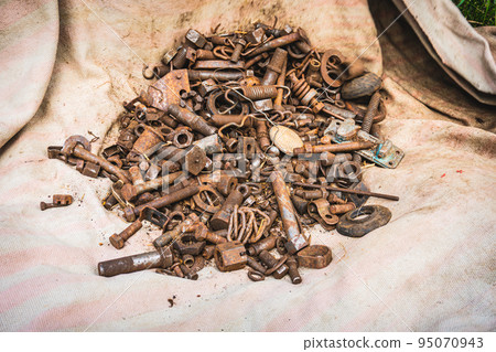 Many small and large parts of the old mixed with the rust. Parts and new empty campsites. Bolts nuts rusty. Many old rusted steel nut chains, background images for industrial applications Many small and large parts of the old mixed with the rust. Parts and new empty campsites. Bolts nuts rusty. Many old rusted steel nut chains, background images for industrial applications 95070943