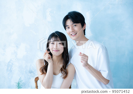 A young couple doing Kyun pose 95071452