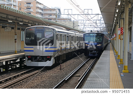 Vehicles stopping at Nishioi Station 95071455